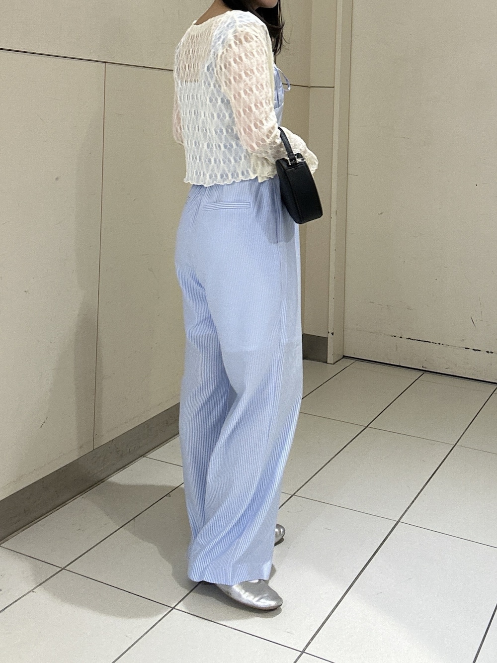 ブルー系のシャツ/ブラウス、ホワイト系のTシャツ/カットソー、ブルー系のその他パンツを着用したレディースの春コーディネートの2枚目の写真