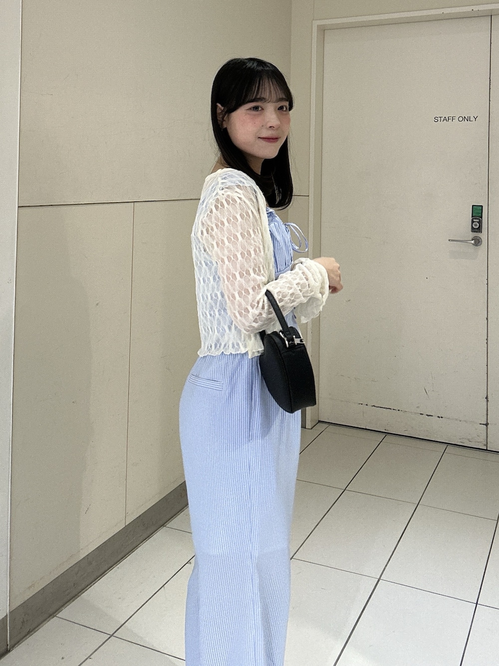 ブルー系のシャツ/ブラウス、ホワイト系のTシャツ/カットソー、ブルー系のその他パンツを着用したレディースの春コーディネートの5枚目の写真