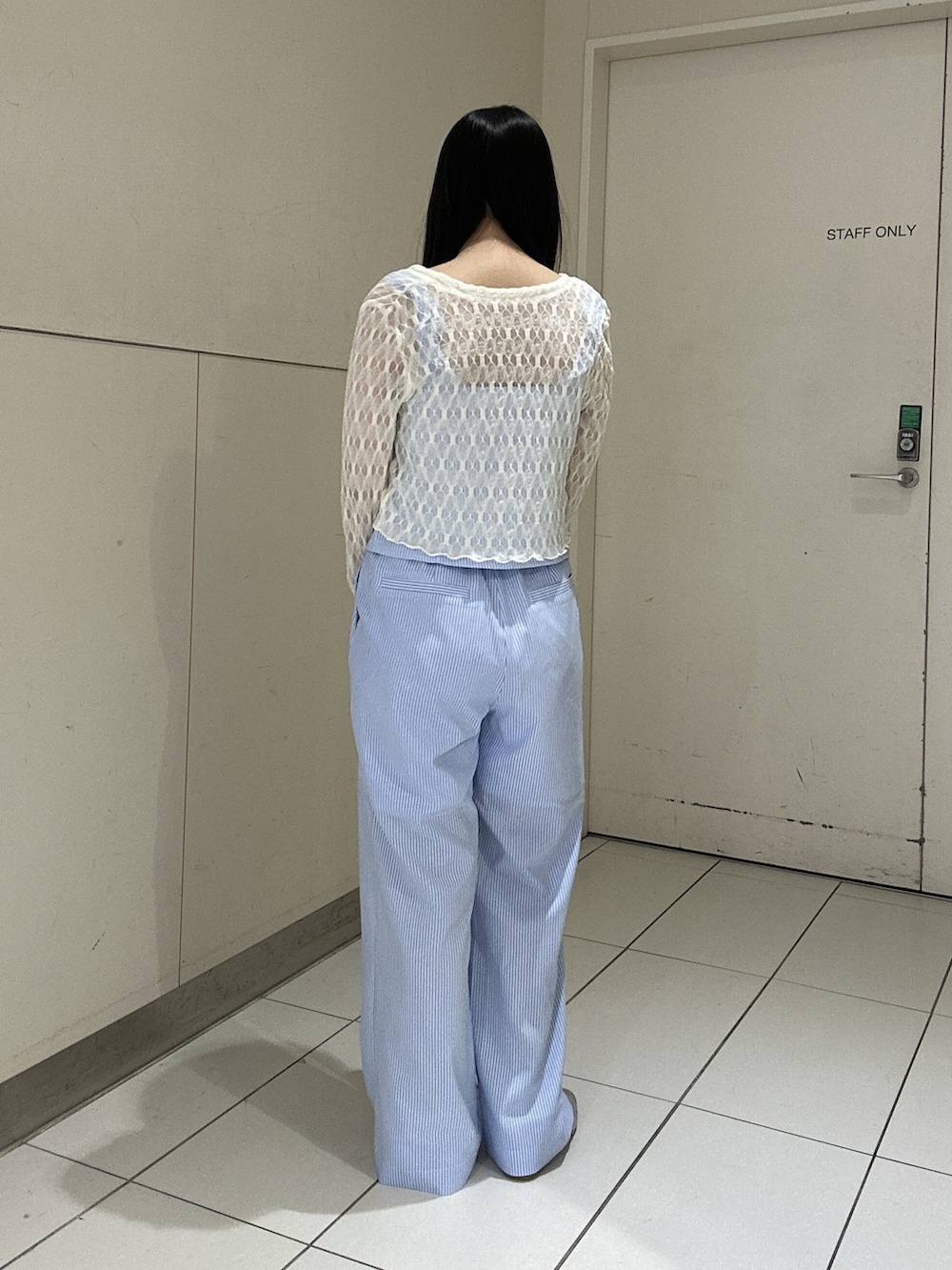 ブルー系のシャツ/ブラウス、ホワイト系のTシャツ/カットソー、ブルー系のその他パンツを着用したレディースの春コーディネートの3枚目の写真