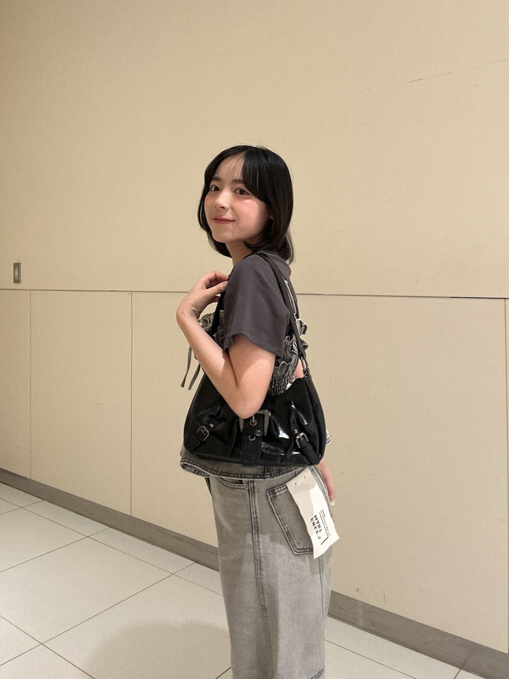 グレー系のシャツ/ブラウス、グレー系のデニムパンツ、ブラック系のTシャツ/カットソーを着用したレディースの秋コーディネートの5枚目の写真