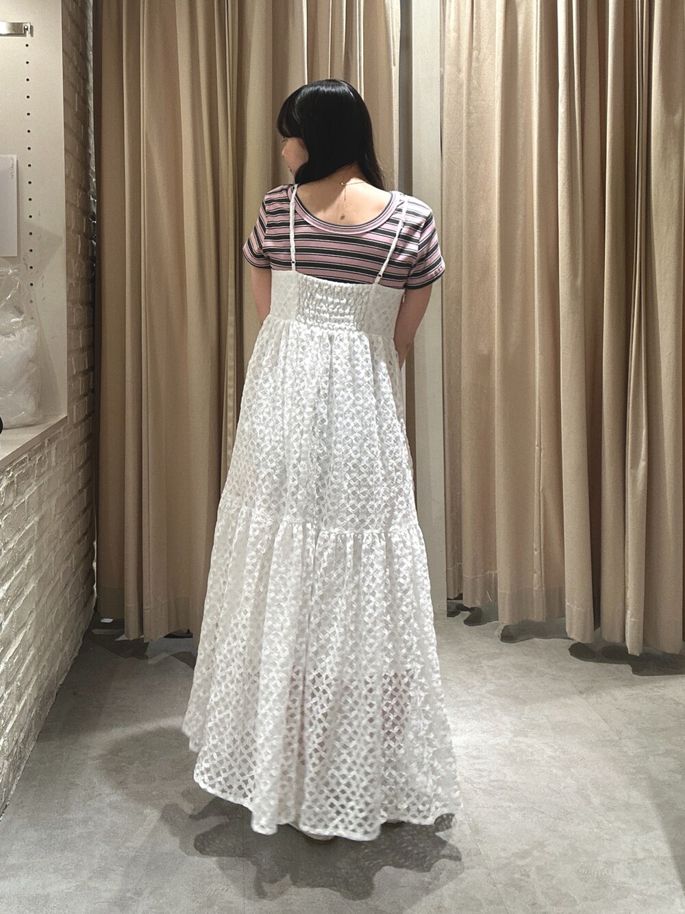 ホワイト系のワンピース、ピンク系のTシャツ/カットソーを着用したレディースの夏コーディネートの3枚目の写真