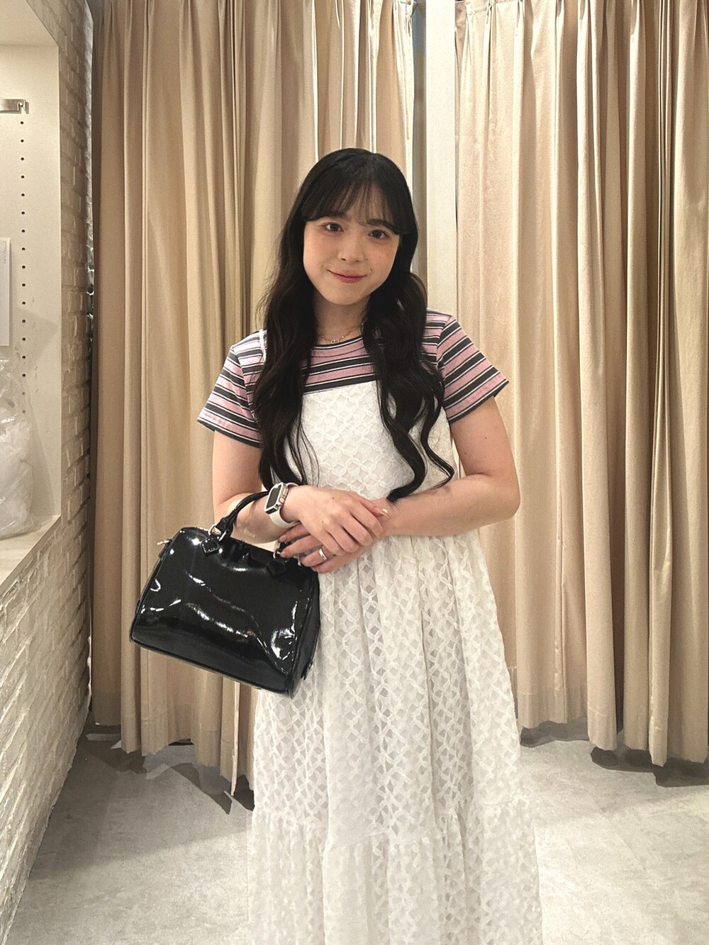 ホワイト系のワンピース、ピンク系のTシャツ/カットソーを着用したレディースの夏コーディネートの4枚目の写真