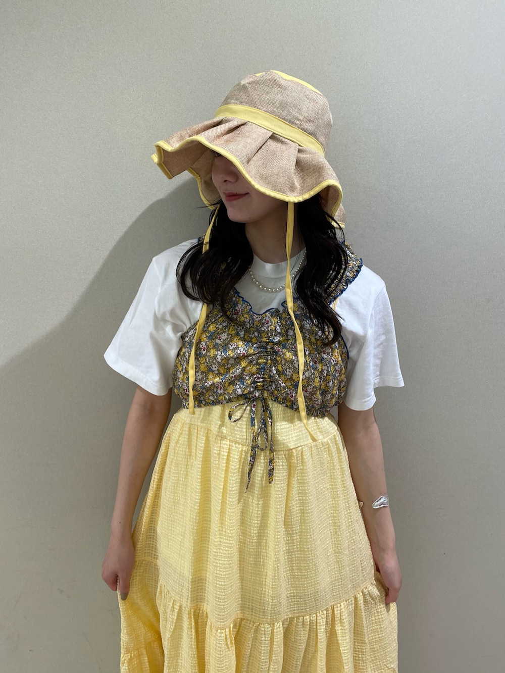 「ciaopanic、チャオパニック、夏コーデ、レイヤードスタイル、夏服、オトナカジュアル、おでかけコーデ、大人可愛い、着回しコーデ、キャミワンピ、ビスチェ、ハット、イエロー、162cm、骨格ストレート」｜「CIAOPANICのINDIA花柄ビスチェ（キャミソール、ホワイト系）」を使った、つぐみさん（レディース・162cm）の夏コーディネートの2枚目の写真