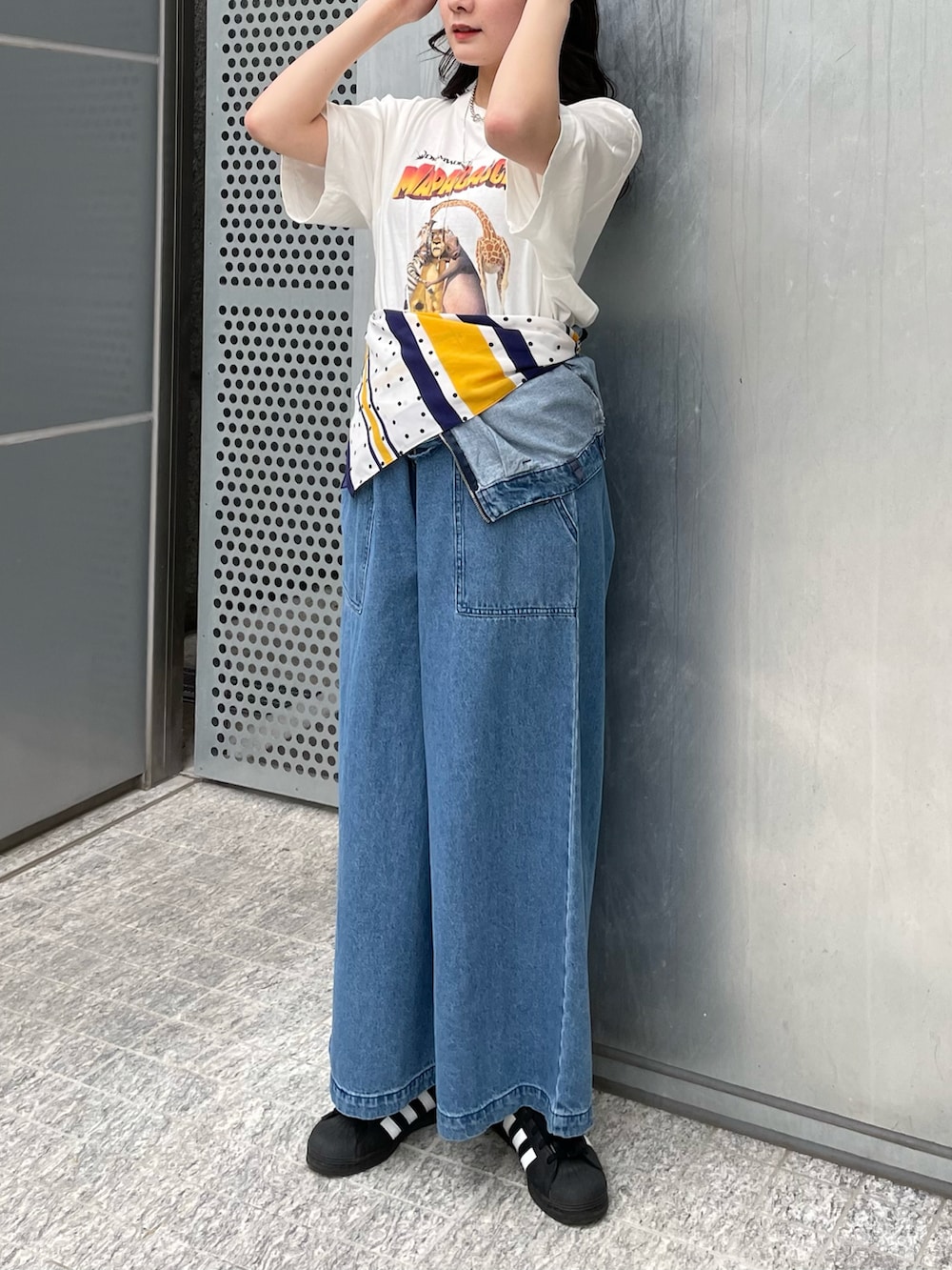 「ciaopanic、チャオパニック、おでかけコーデ、オトナカワイイ、大人カジュアル、スニーカーコーデ、デニムコーデ、Tシャツ、キャラT、スカーフ、デニム、デニムサロペット、デニムパンツ、162cm、骨格ストレート」｜「CIAOPANICの【ユニセックス】【Universalcollection/ユニバーサルコレクション】映画Tシャツ(ホワイト)（Tシャツ/カットソー、グレー系）」を使った、つぐみさん（レディース・162cm）の夏コーディネートの2枚目の写真