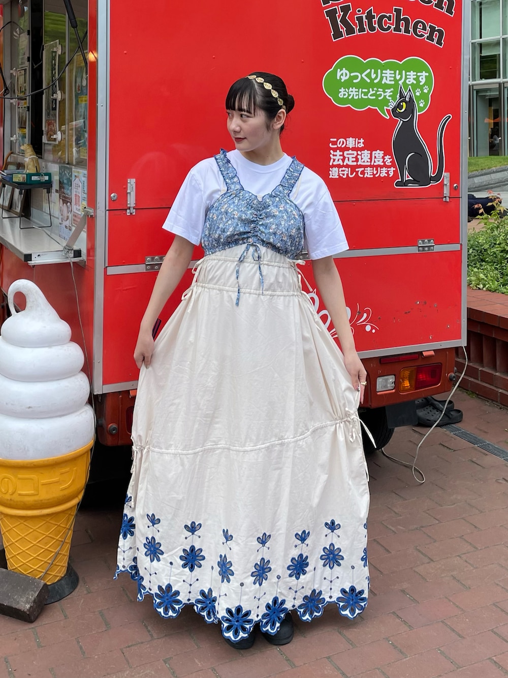 「ciaopanic、チャオパニック、大人かわいい、おでかけコーデ、夏服、ラクチンコーデ、大人コーデ、ビスチェ、花柄、ブルー、キャミワンピ、ワンピース、刺繍、162cm、骨格ストレート」｜「CIAOPANICのINDIA花柄ビスチェ（キャミソール、ブルー系）」を使った、つぐみさん（レディース・162cm）の夏コーディネートの2枚目の写真