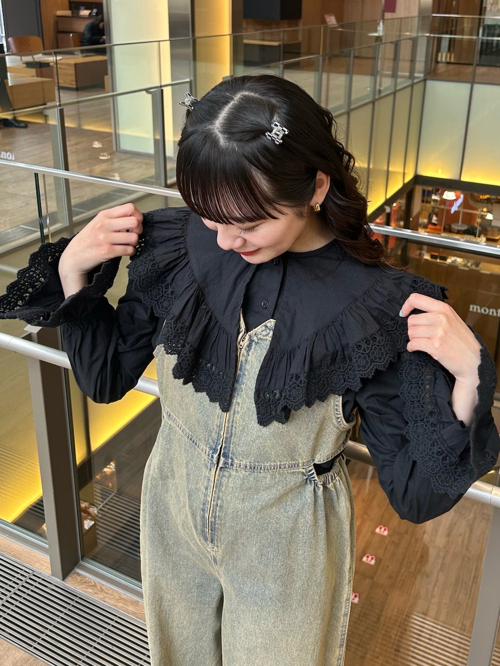 「ciaopanic、チャオパニック、ブラウス、ビッグカラー、レーストップス、ショート丈トップス、ブラック、サロペット、デニムサロペット、ヴィンテージライク、スニーカー、スニーカーコーデ、162cm、骨格ストレート、20代」｜「CIAOPANICのINDIAビッグカラーショート丈ブラウス（シャツ/ブラウス、ブラック系）」を使った、つぐみさん（レディース・162cm）の春コーディネートの3枚目の写真