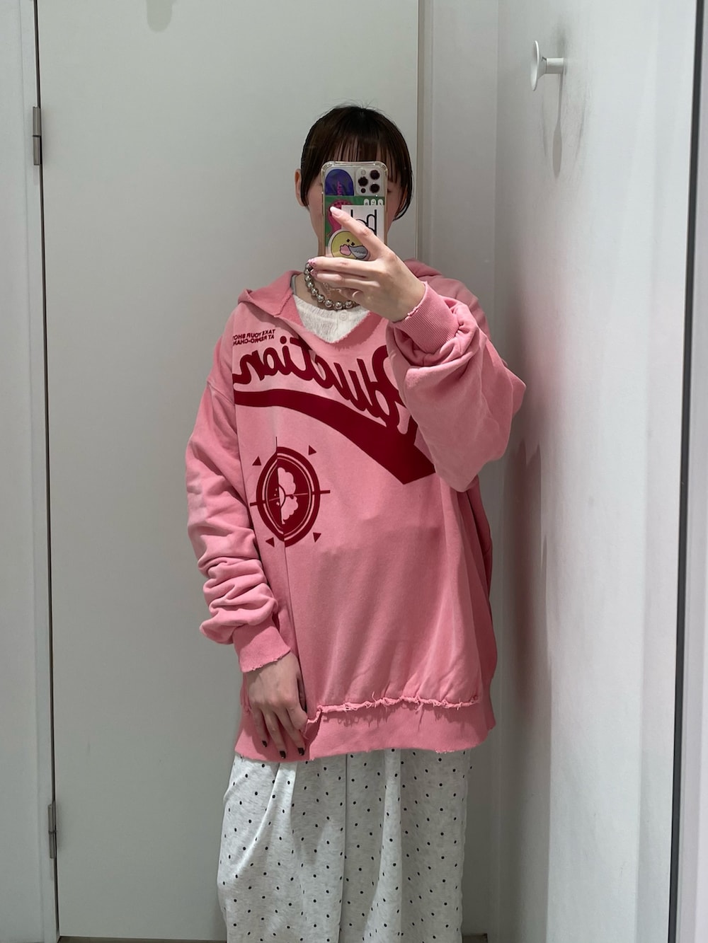 ピンク系のTシャツ/カットソー、グレー系のその他パンツを着用したレディースの秋コーディネートの2枚目の写真