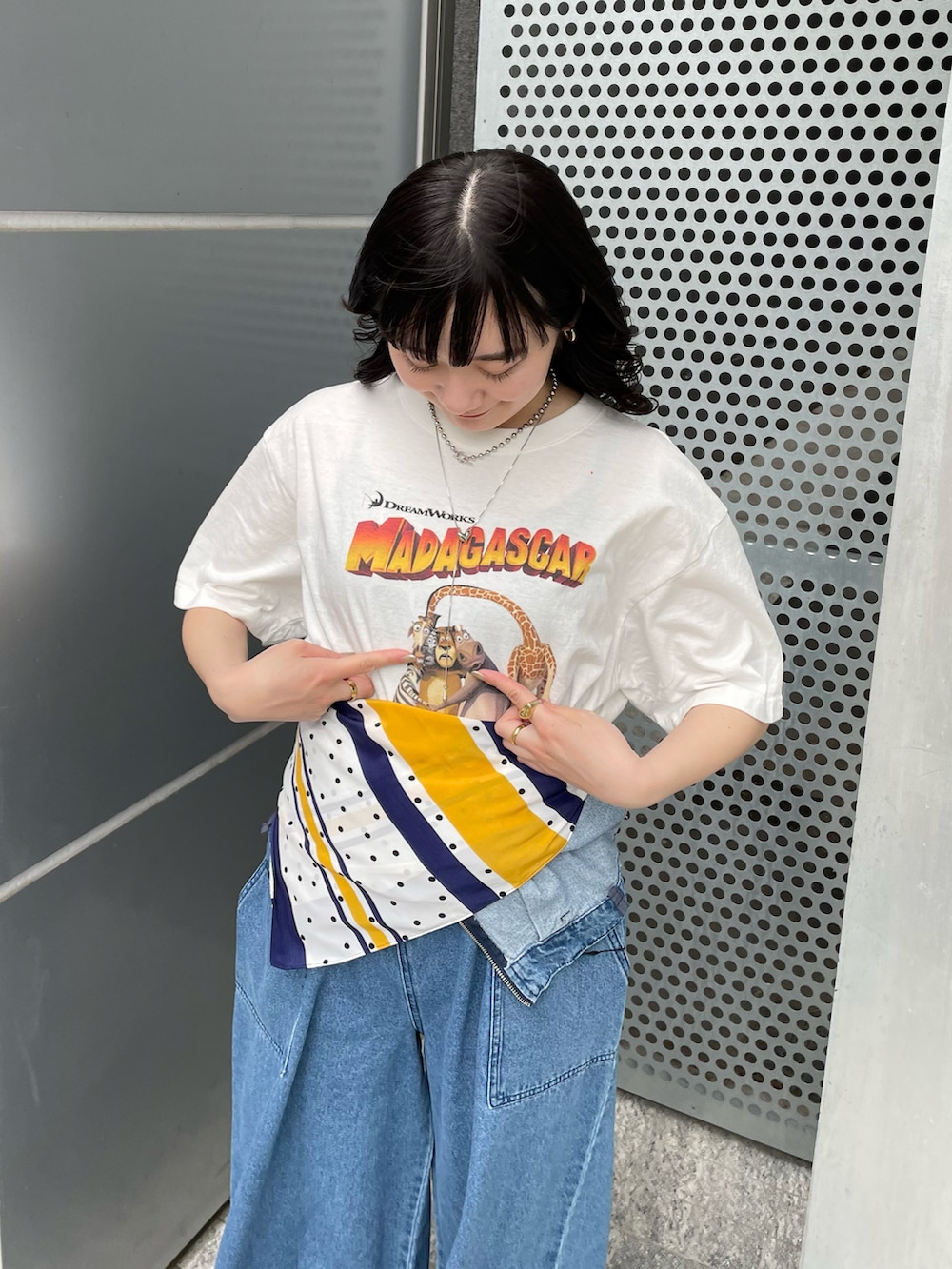 「ciaopanic、チャオパニック、おでかけコーデ、オトナカワイイ、大人カジュアル、スニーカーコーデ、デニムコーデ、Tシャツ、キャラT、スカーフ、デニム、デニムサロペット、デニムパンツ、162cm、骨格ストレート」｜「CIAOPANICの【ユニセックス】【Universalcollection/ユニバーサルコレクション】映画Tシャツ(ホワイト)（Tシャツ/カットソー、グレー系）」を使った、つぐみさん（レディース・162cm）の夏コーディネートの3枚目の写真