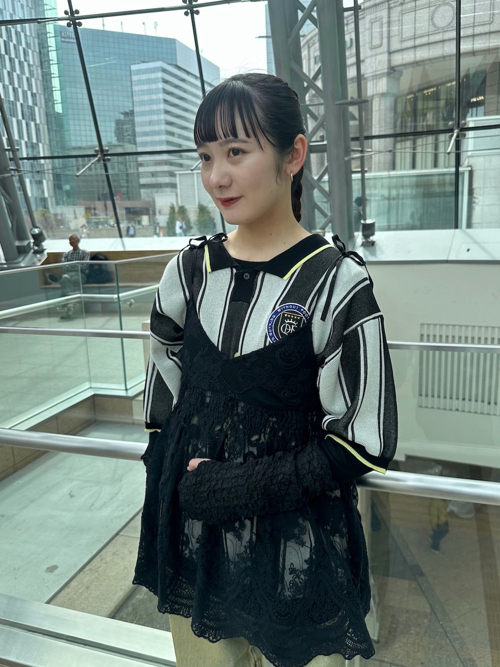 「ciaopanic、チャオパニック、春、ユニフォーム、チュニック、レース、デニム、ヴィンテージライク、ブラック、ブラックコーデ、アウトドアスタイル、スポーティーMIX、162cm、骨格ストレート、20代」｜「CIAOPANICの【ユニセックス】フットボールニットシャツ（Tシャツ/カットソー、ブラック系）」を使った、つぐみさん（レディース・162cm）の春コーディネートの2枚目の写真