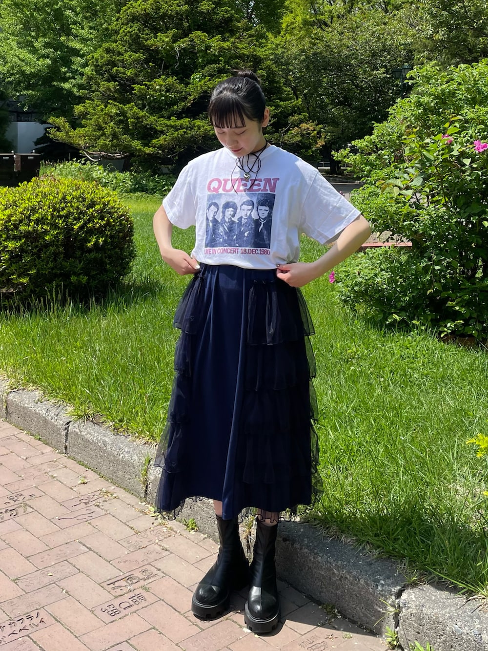 「ciaopanic、チャオパニック、夏コーデ、お出かけコーデ、スカートスタイル、大人かわいい、Tシャツ、バンドT、ロック、ヴィンテージライク、ワンピース、ネイビー、チュール、162cm、骨格ストレート」｜「CIAOPANICのヴィンテージ加工ロックTシャツ（Tシャツ/カットソー、ホワイト系）」を使った、つぐみさん（レディース・162cm）の春コーディネートの2枚目の写真