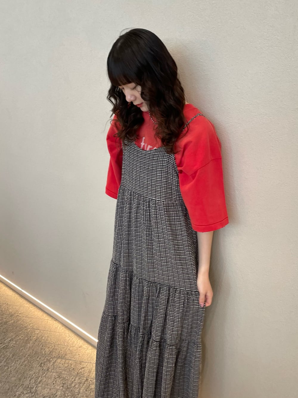 「ciaopanic、チャオパニック、春コーデ、春夏コーデ、カジュアルコーデ、おでかけコーデ、Tシャツ、レッド、ヴィンテージライク、キャミワンピ、ブラック、ホワイト、162cm、骨格ストレート、20代」｜「RePRODUCTION LABELの【ユニセックス】【RePRODUCTION LABEL / リプロダクションレーベル】アソートパウダー加工グラインダーグラフィックTシャツ（Tシャツ/カットソー、レッド系）」を使った、つぐみさん（レディース・162cm）の春コーディネートの3枚目の写真
