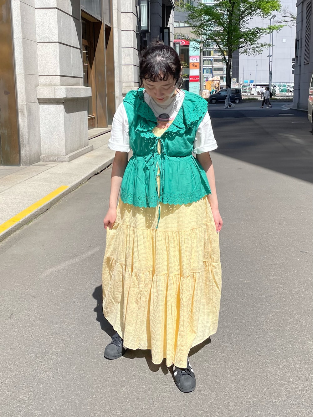 「ciaopanic、チャオパニック、カラーコーデ、お出かけコーデ、レイヤードスタイル、Tシャツ、キャミワンピ、パステルカラー、イエロー、ベスト、リボン、レース、グリーン、162cm、骨格ストレート」｜「CIAOPANICの【リバイバル】シアーチェックティアードキャミワンピース（ワンピース、イエロー系）」を使った、つぐみさん（レディース・162cm）の春コーディネートの2枚目の写真