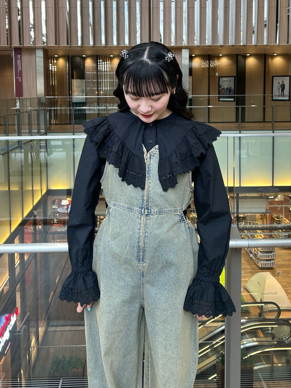 「ciaopanic、チャオパニック、ブラウス、ビッグカラー、レーストップス、ショート丈トップス、ブラック、サロペット、デニムサロペット、ヴィンテージライク、スニーカー、スニーカーコーデ、162cm、骨格ストレート、20代」｜「CIAOPANICのINDIAビッグカラーショート丈ブラウス（シャツ/ブラウス、ブラック系）」を使った、つぐみさん（レディース・162cm）の春コーディネートの2枚目の写真