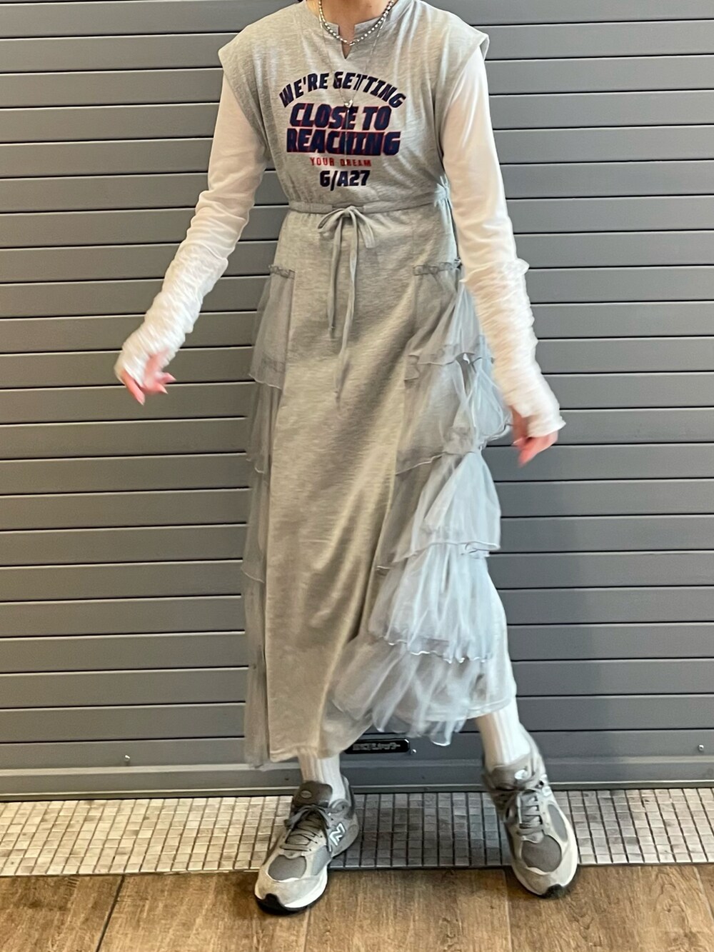 「ciaopanic、チャオパニック、outfit、ワンピース、グレー、お出かけコーデ、春ファッション、リラックススタイル、ootd、162cm、骨格ストレート、20代」｜「CIAOPANICのチュールドッキングロゴノースリーブワンピース（ワンピース、グレー系）」を使った、つぐみさん（レディース・162cm）の春コーディネートの3枚目の写真