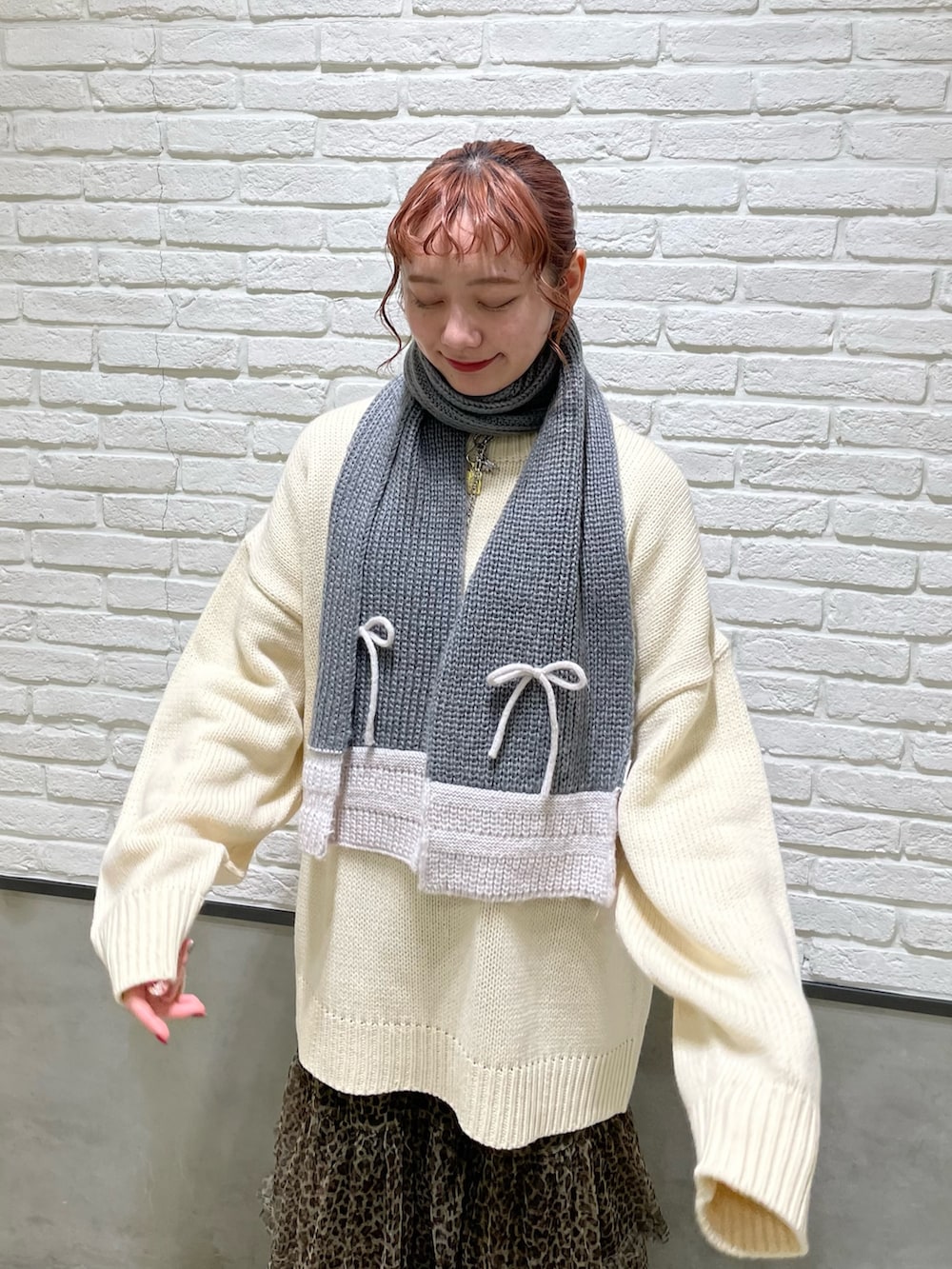「ciaopanic、チャオパニック、冬、冬コーデ、冬のコーデ、冬服、ニット、ニットコーデ、マフラー、マフラーコーデ、スカート、スカートスタイル、スカートコーデ、ロングスカート、チュールスカート」｜「CIAOPANICのリボン付き配色マフラー（マフラー、グレー系）」を使った、つぐみさん（レディース・162cm）の冬コーディネートの3枚目の写真