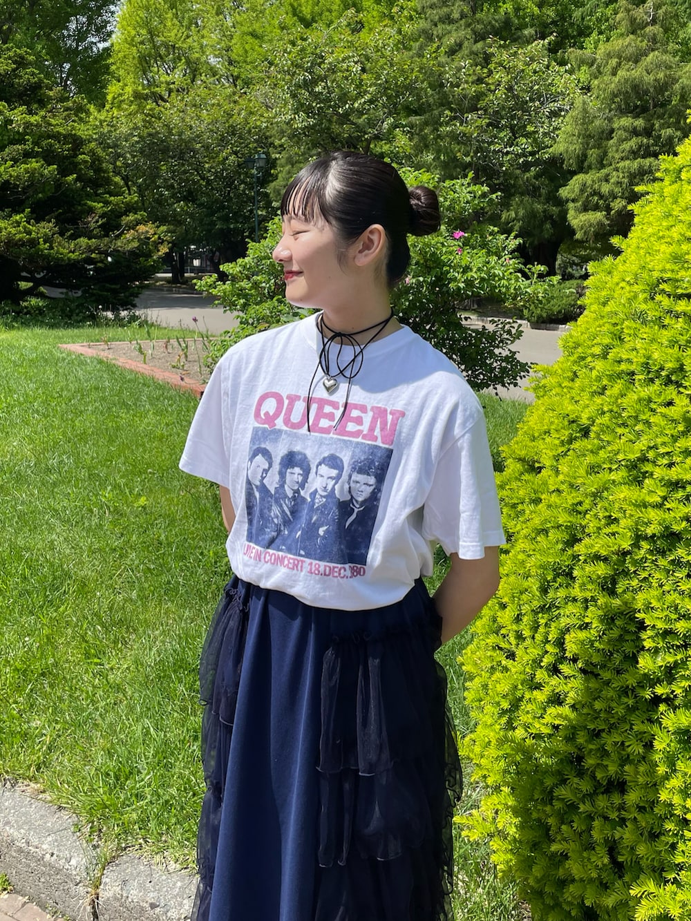 「ciaopanic、チャオパニック、夏コーデ、お出かけコーデ、スカートスタイル、大人かわいい、Tシャツ、バンドT、ロック、ヴィンテージライク、ワンピース、ネイビー、チュール、162cm、骨格ストレート」｜「CIAOPANICのヴィンテージ加工ロックTシャツ（Tシャツ/カットソー、ホワイト系）」を使った、つぐみさん（レディース・162cm）の春コーディネートの3枚目の写真