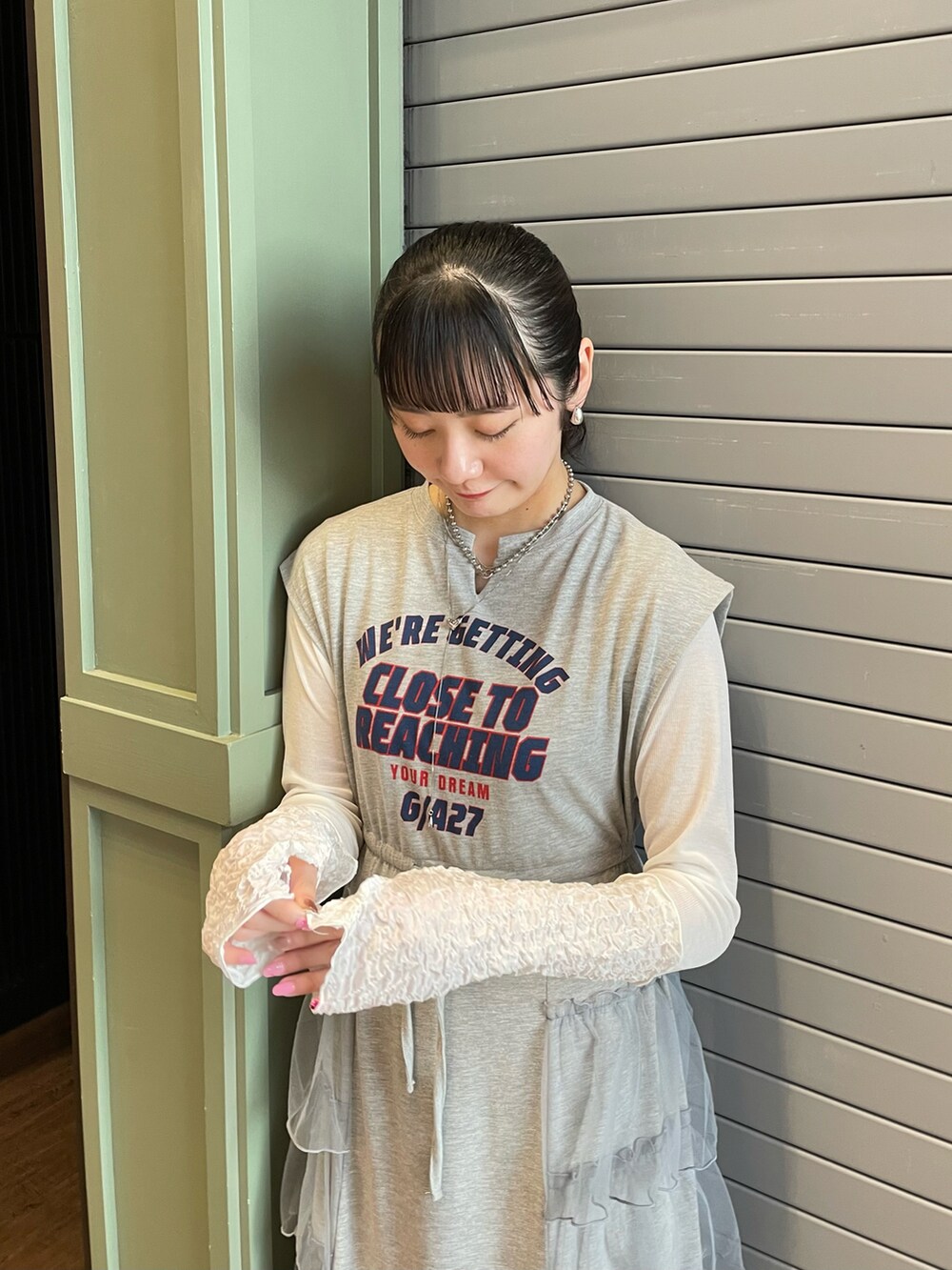 「ciaopanic、チャオパニック、outfit、ワンピース、グレー、お出かけコーデ、春ファッション、リラックススタイル、ootd、162cm、骨格ストレート、20代」｜「CIAOPANICのチュールドッキングロゴノースリーブワンピース（ワンピース、グレー系）」を使った、つぐみさん（レディース・162cm）の春コーディネートの4枚目の写真
