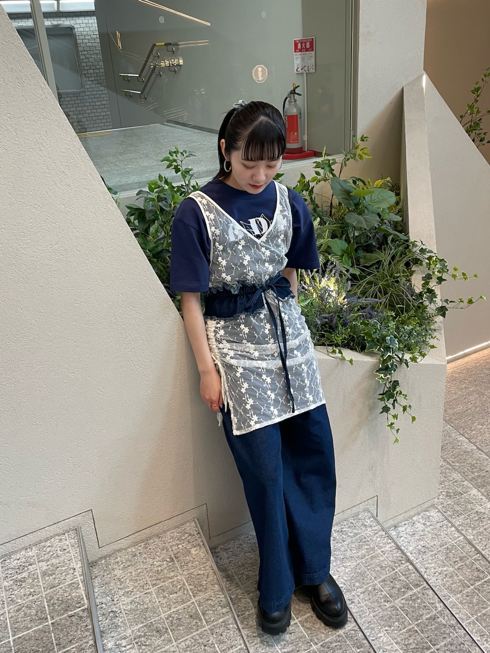 「ciaopanic、チャオパニック、おでかけコーデ、カジュアルコーデ、今日のコーデ、レイヤードスタイル、レイヤード、Tシャツ、ワンピース、レース、デニムサロペット、デニム、サロペット、162cm、骨格ストレート」｜「CIAOPANICのBDFフラワーロゴTシャツ（Tシャツ/カットソー、ブルー系）」を使った、つぐみさん（レディース・162cm）の春コーディネートの2枚目の写真