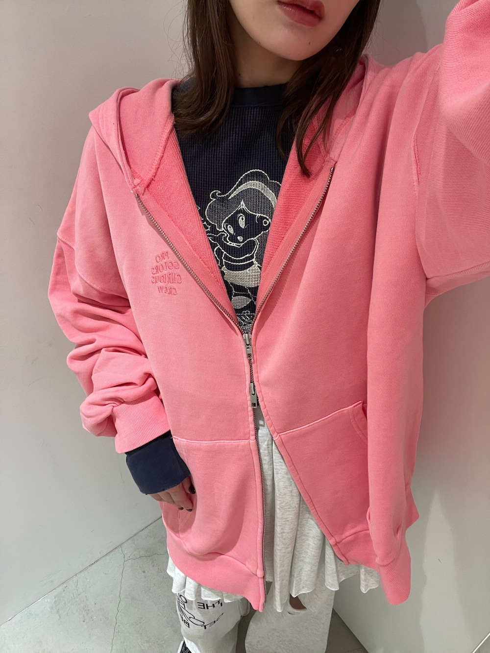 ピンク系のTシャツ/カットソー、ブルー系のTシャツ/カットソー、グレー系のその他パンツを着用したレディースの秋コーディネートの3枚目の写真