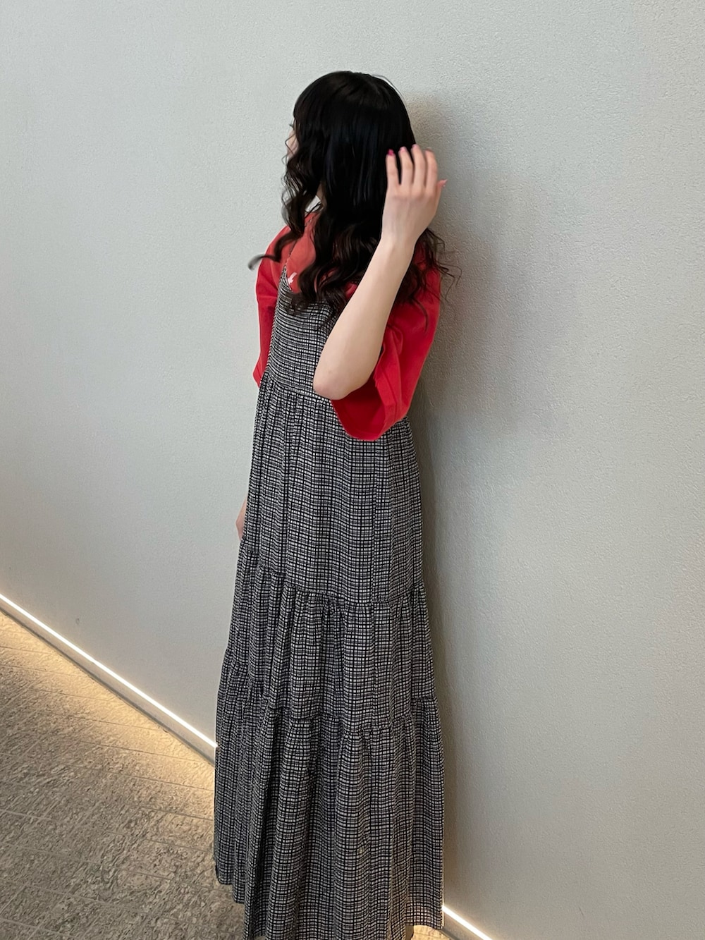 「ciaopanic、チャオパニック、春コーデ、春夏コーデ、カジュアルコーデ、おでかけコーデ、Tシャツ、レッド、ヴィンテージライク、キャミワンピ、ブラック、ホワイト、162cm、骨格ストレート、20代」｜「RePRODUCTION LABELの【ユニセックス】【RePRODUCTION LABEL / リプロダクションレーベル】アソートパウダー加工グラインダーグラフィックTシャツ（Tシャツ/カットソー、レッド系）」を使った、つぐみさん（レディース・162cm）の春コーディネートの2枚目の写真