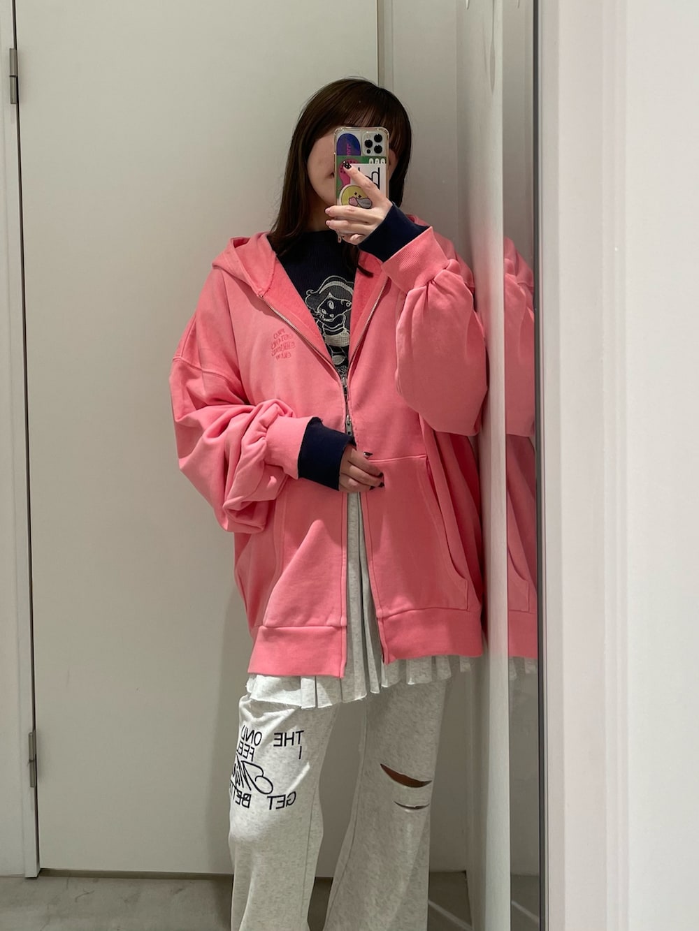 ピンク系のTシャツ/カットソー、ブルー系のTシャツ/カットソー、グレー系のその他パンツを着用したレディースの秋コーディネートの2枚目の写真