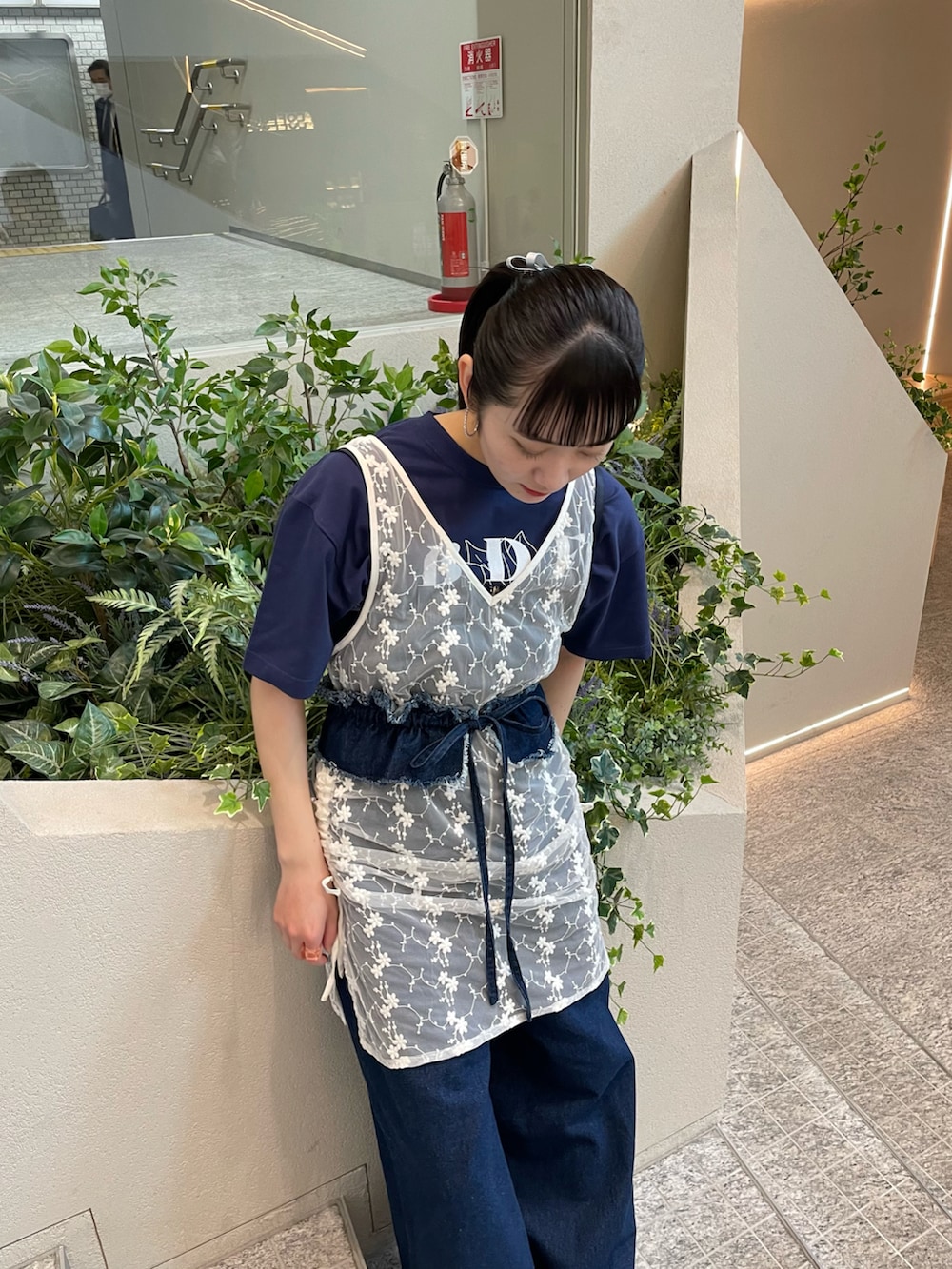 「ciaopanic、チャオパニック、おでかけコーデ、カジュアルコーデ、今日のコーデ、レイヤードスタイル、レイヤード、Tシャツ、ワンピース、レース、デニムサロペット、デニム、サロペット、162cm、骨格ストレート」｜「CIAOPANICのBDFフラワーロゴTシャツ（Tシャツ/カットソー、ブルー系）」を使った、つぐみさん（レディース・162cm）の春コーディネートの3枚目の写真