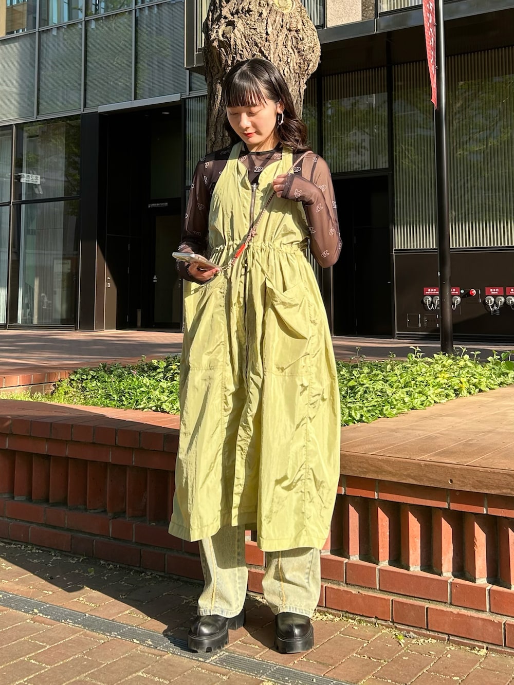 「ciaopanic、チャオパニック、おでかけコーデ、着回しコーデ、スタイルアップ、タンクトップ、ブラック、シアートップス、シアー、ワンピース、グリーン、デニムパンツ、デニム、162cm、骨格ストレート」｜「CIAOPANICのCP総柄ロゴシアーTEE（Tシャツ/カットソー、ブラック系）」を使った、つぐみさん（レディース・162cm）の春コーディネートの2枚目の写真