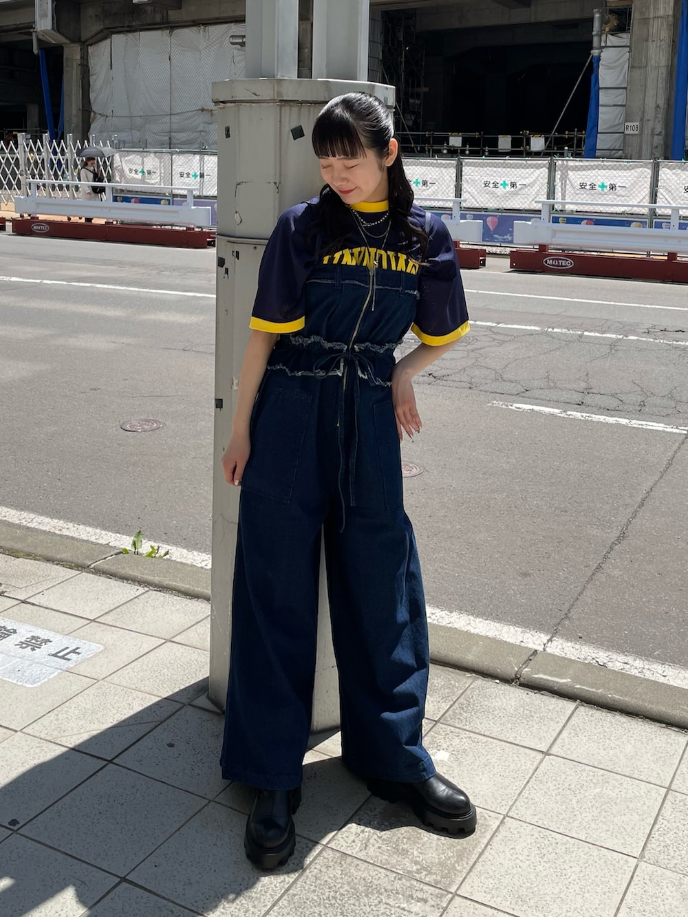 「ciaopanic、チャオパニック、お出かけコーデ、休日スタイル、夏コーデ、ロゴT、カレッジロゴ、メッシュトップス、メッシュ、ネイビー、イエロー、サロペット、スタイルアップ、162cm、骨格ストレート」｜「CIAOPANICの【ユニセックス】メッシュカレッジロゴTEE（Tシャツ/カットソー、ブルー系）」を使った、つぐみさん（レディース・162cm）の春コーディネートの2枚目の写真