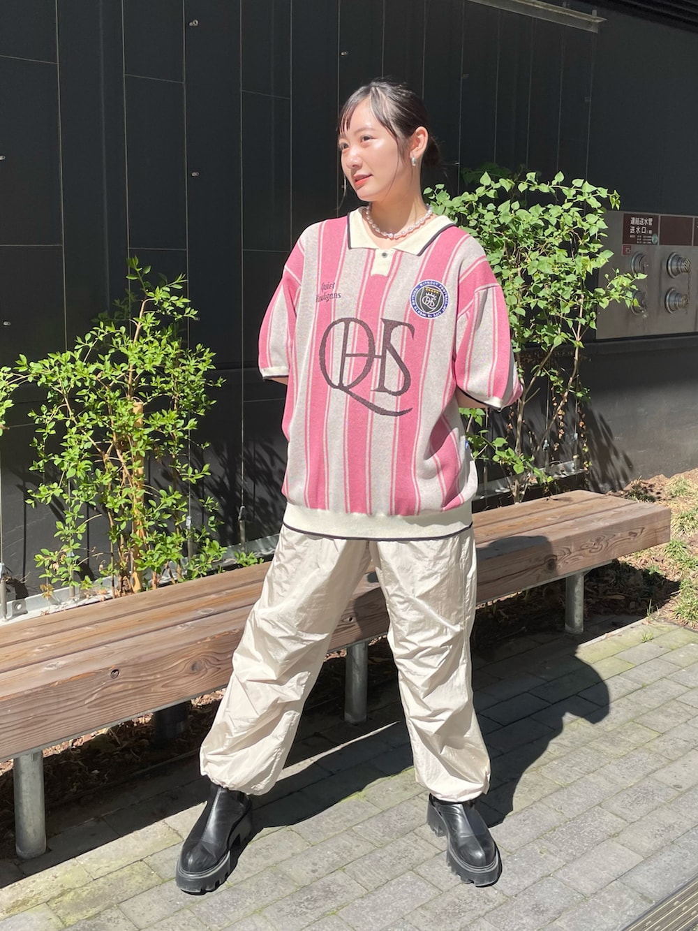 「ciaopanic、チャオパニック、アウトドア、アウトドアスタイル、夏コーデ、スポーツミックス、ユニフォーム、pink、ピンク、スノーパンツ、ベージュ、ネックレス、162cm、骨格ストレート、20代」｜「CIAOPANICの【ユニセックス】フットボールニットシャツ（Tシャツ/カットソー、ピンク系）」を使った、つぐみさん（レディース・162cm）の春コーディネートの2枚目の写真