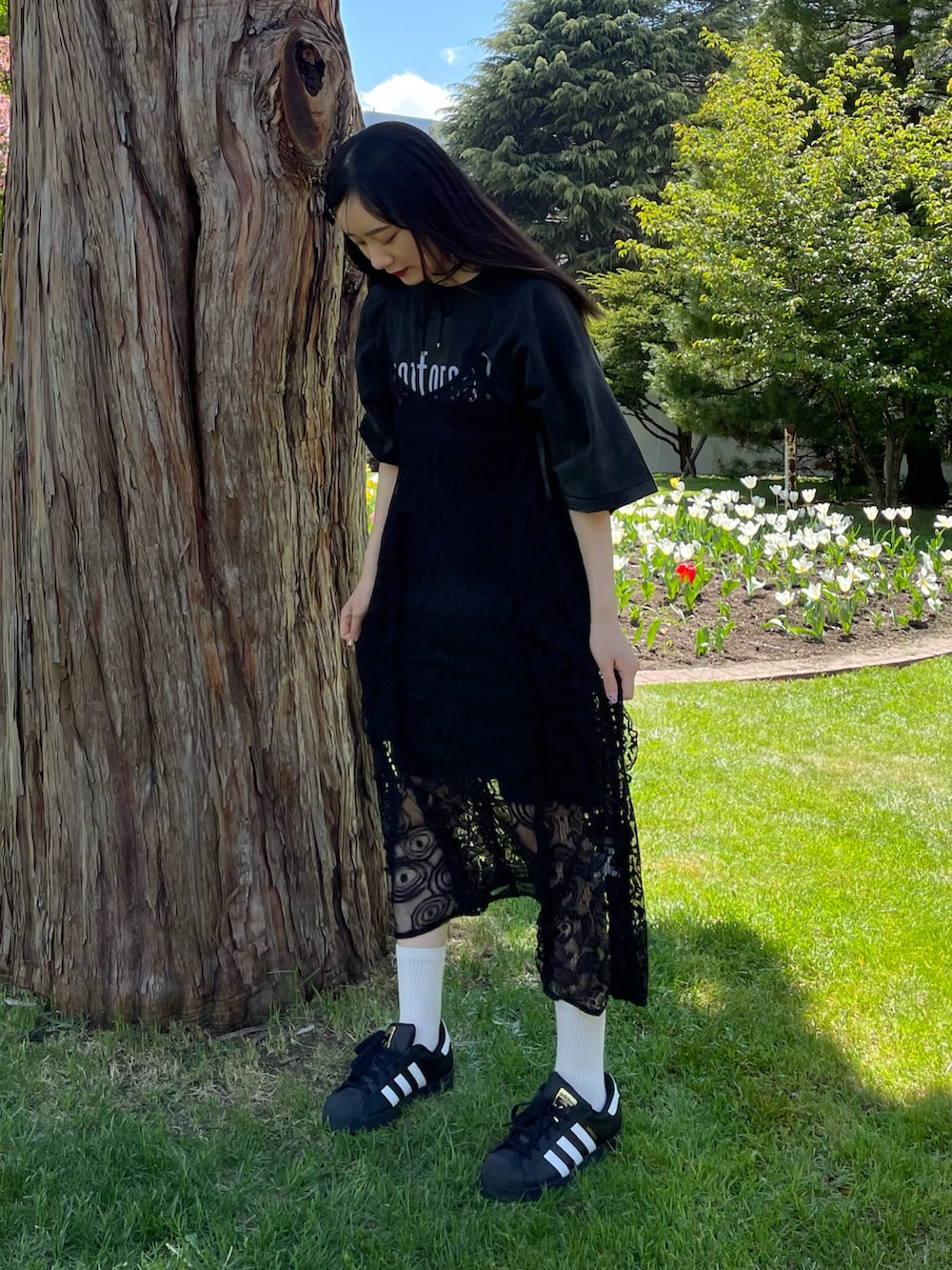 「ciaopanic、チャオパニック、ブラックコーデ、ワントーンコーデ、お出かけコーデ、黒、Tシャツ、キャミワンピース、レース、パッチワーク、フリル、162cm、骨格ストレート」｜「CIAOPANICのパッチワークレースキャミワンピース（ワンピース、ブラック系）」を使った、つぐみさん（レディース・162cm）の春コーディネートの2枚目の写真