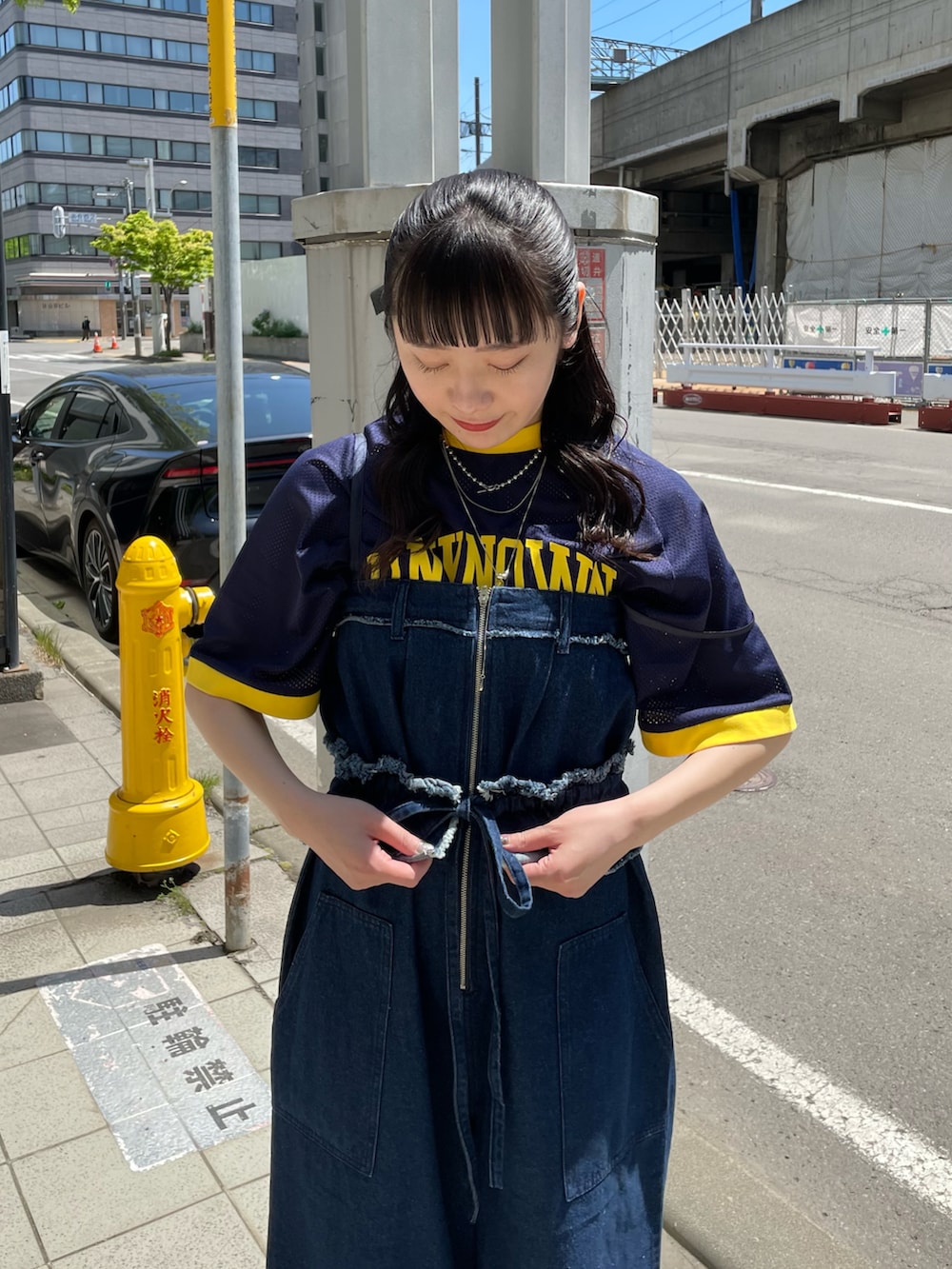 「ciaopanic、チャオパニック、お出かけコーデ、休日スタイル、夏コーデ、ロゴT、カレッジロゴ、メッシュトップス、メッシュ、ネイビー、イエロー、サロペット、スタイルアップ、162cm、骨格ストレート」｜「CIAOPANICの【ユニセックス】メッシュカレッジロゴTEE（Tシャツ/カットソー、ブルー系）」を使った、つぐみさん（レディース・162cm）の春コーディネートの3枚目の写真