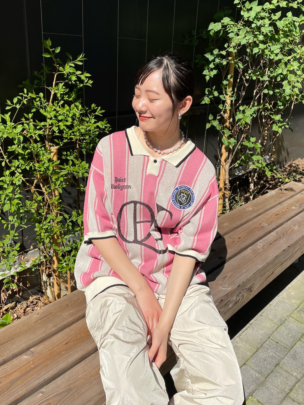 「ciaopanic、チャオパニック、アウトドア、アウトドアスタイル、夏コーデ、スポーツミックス、ユニフォーム、pink、ピンク、スノーパンツ、ベージュ、ネックレス、162cm、骨格ストレート、20代」｜「CIAOPANICの【ユニセックス】フットボールニットシャツ（Tシャツ/カットソー、ピンク系）」を使った、つぐみさん（レディース・162cm）の春コーディネートの3枚目の写真