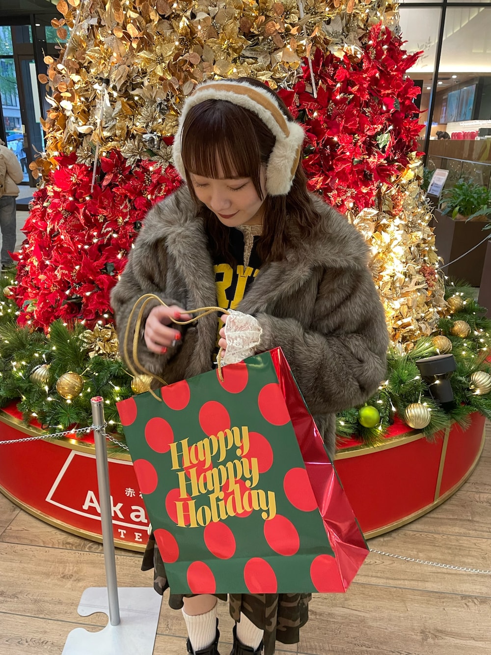 ブラウン系のその他アウター、ブルー系のスウェット、グリーン系のスカートを着用したレディースの秋コーディネートの2枚目の写真