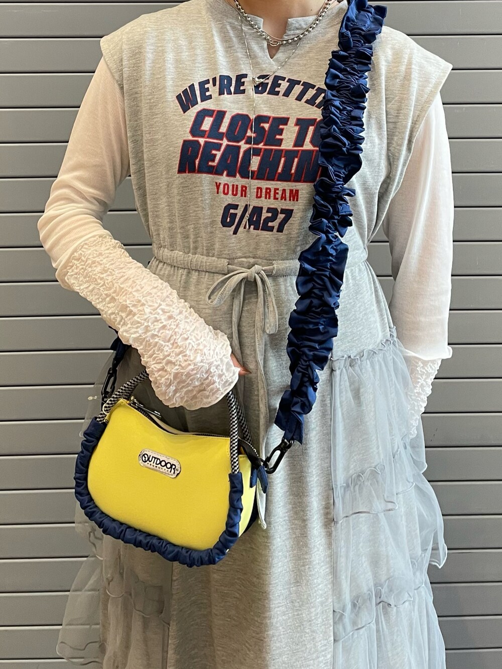 「ciaopanic、チャオパニック、outfit、ワンピース、グレー、お出かけコーデ、春ファッション、リラックススタイル、ootd、162cm、骨格ストレート、20代」｜「CIAOPANICのチュールドッキングロゴノースリーブワンピース（ワンピース、グレー系）」を使った、つぐみさん（レディース・162cm）の春コーディネートの2枚目の写真