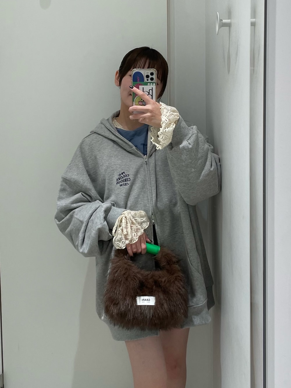 ブラウン系のショルダーバッグ、グレー系のTシャツ/カットソーを着用したレディースの秋コーディネートの2枚目の写真