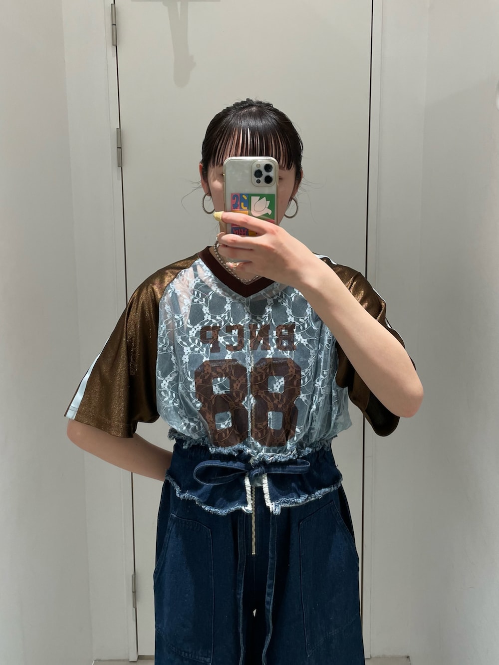 「ciaopanic、チャオパニック、お出かけコーデ、夏コーデ、大人可愛い、カジュアルコーデ、シンプル、ユニフォーム、ショート丈トップス、クロップドトップス、ブラウン、デニムサロペット、サロペット、162cm、骨格ストレート」｜「CIAOPANICのレースドッキングフットボールTee（Tシャツ/カットソー、ブラウン系）」を使った、つぐみさん（レディース・162cm）の夏コーディネートの2枚目の写真
