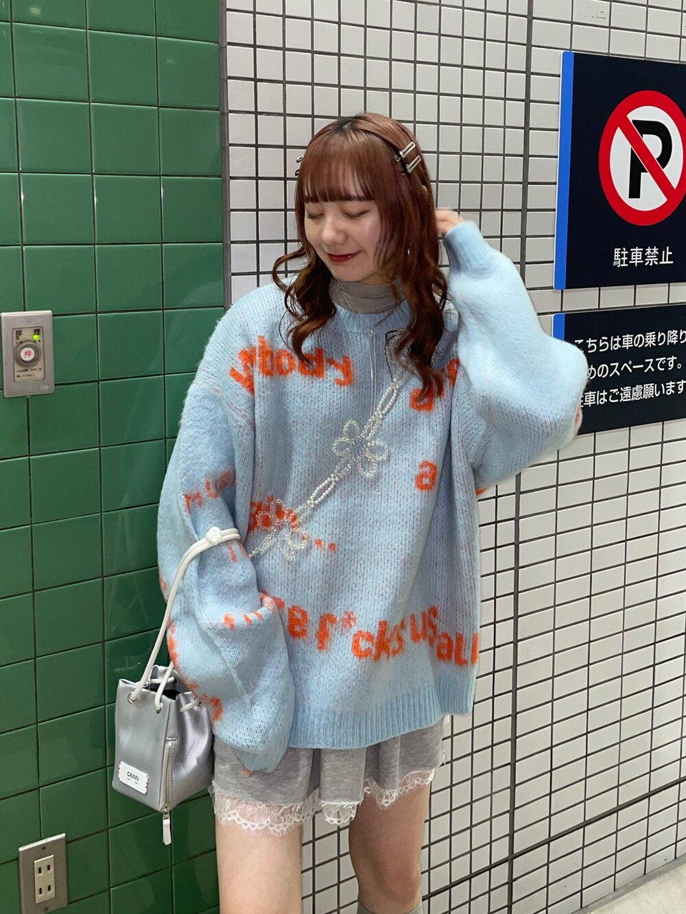 「ciaopanic、チャオパニック、お出かけコーデ、秋コーデ、秋のコーデ、秋冬コーデ、秋服、ラクチンコーデ、ニット、スカート、スカートスタイル、スカートコーデ、スウェット、ミニスカート、レース」｜「CIAOPANICの【GRAIN/グレイン】2wayボックスミニショルダー #Parakeet（ショルダーバッグ、シルバー系）」を使った、つぐみさん（レディース・162cm）の秋コーディネートの2枚目の写真