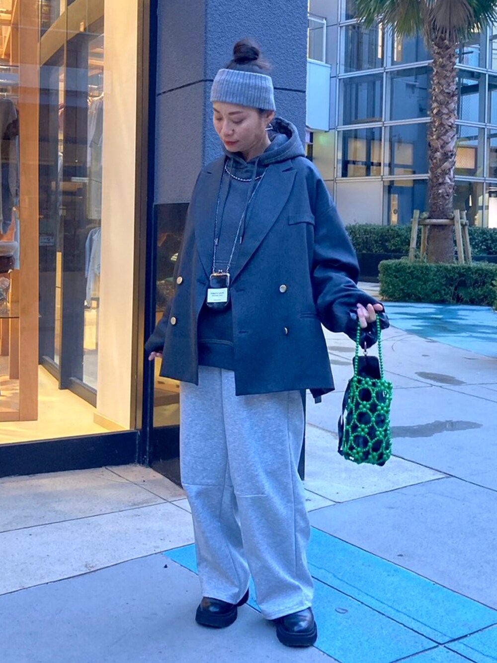 ブラック系のブーツ、グレー系のスウェットパンツ、グレー系のパーカーを着用したレディースの冬コーディネートの3枚目の写真