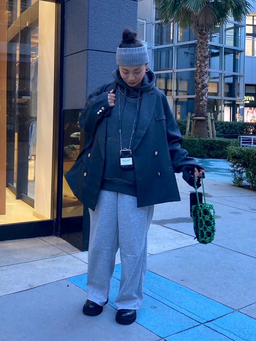 ブラック系のブーツ、グレー系のスウェットパンツ、グレー系のパーカーを着用したレディースの冬コーディネートの2枚目の写真