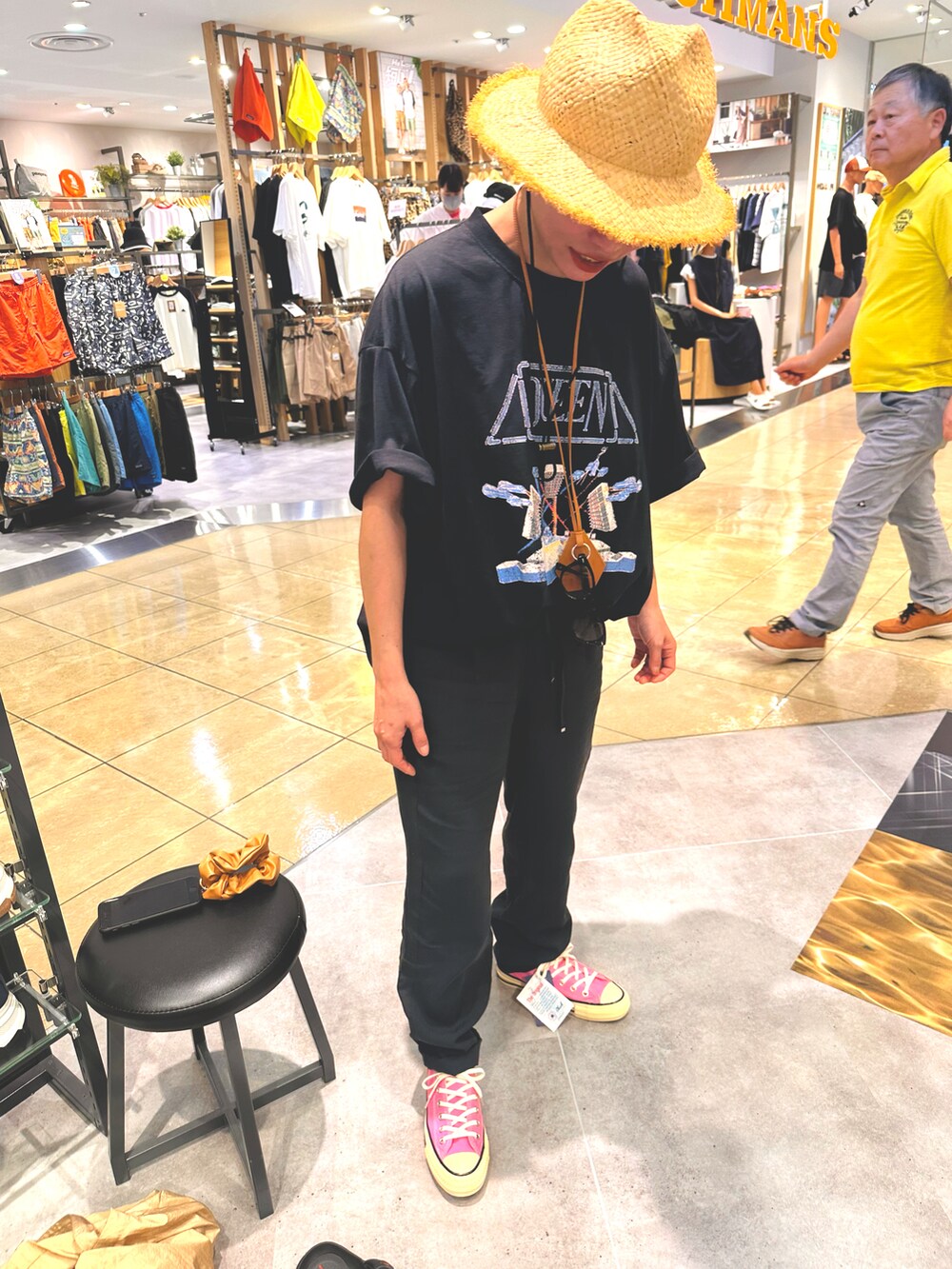 ブラック系のTシャツ/カットソー、ブラック系のパンツ、ピンク系のスニーカーを着用したレディースの夏コーディネートの2枚目の写真