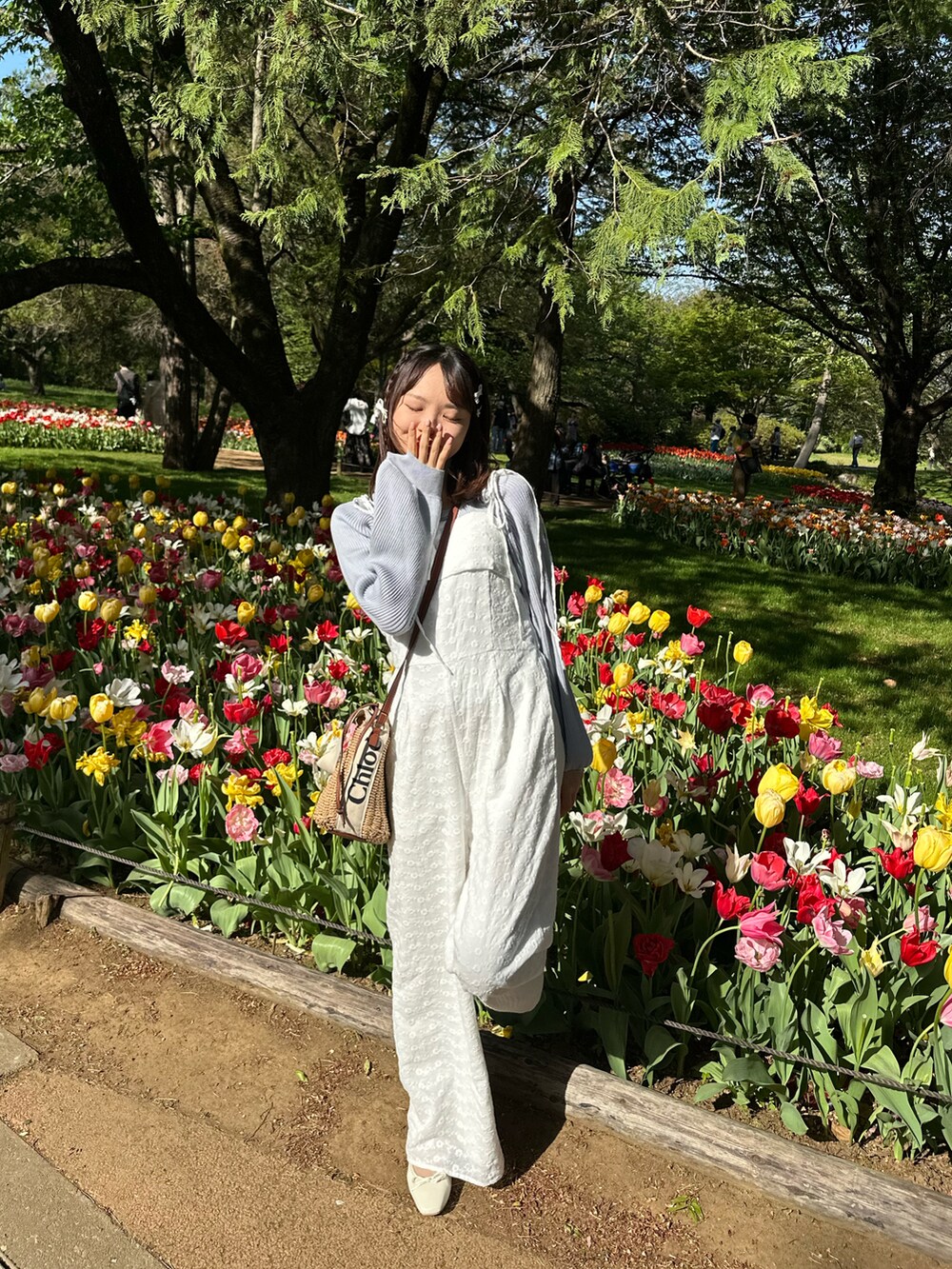 「楽チンコーデ、春、ootd、低身長コーデ、お洒落さんとつながりたい、おしゃれさんと繋がりたい、ピクニック」｜「NICE CLAUPのアイテム（サロペット/オーバーオール、ホワイト系）」を使った、もちゃだよさん（レディース・155cm）の春コーディネートの3枚目の写真