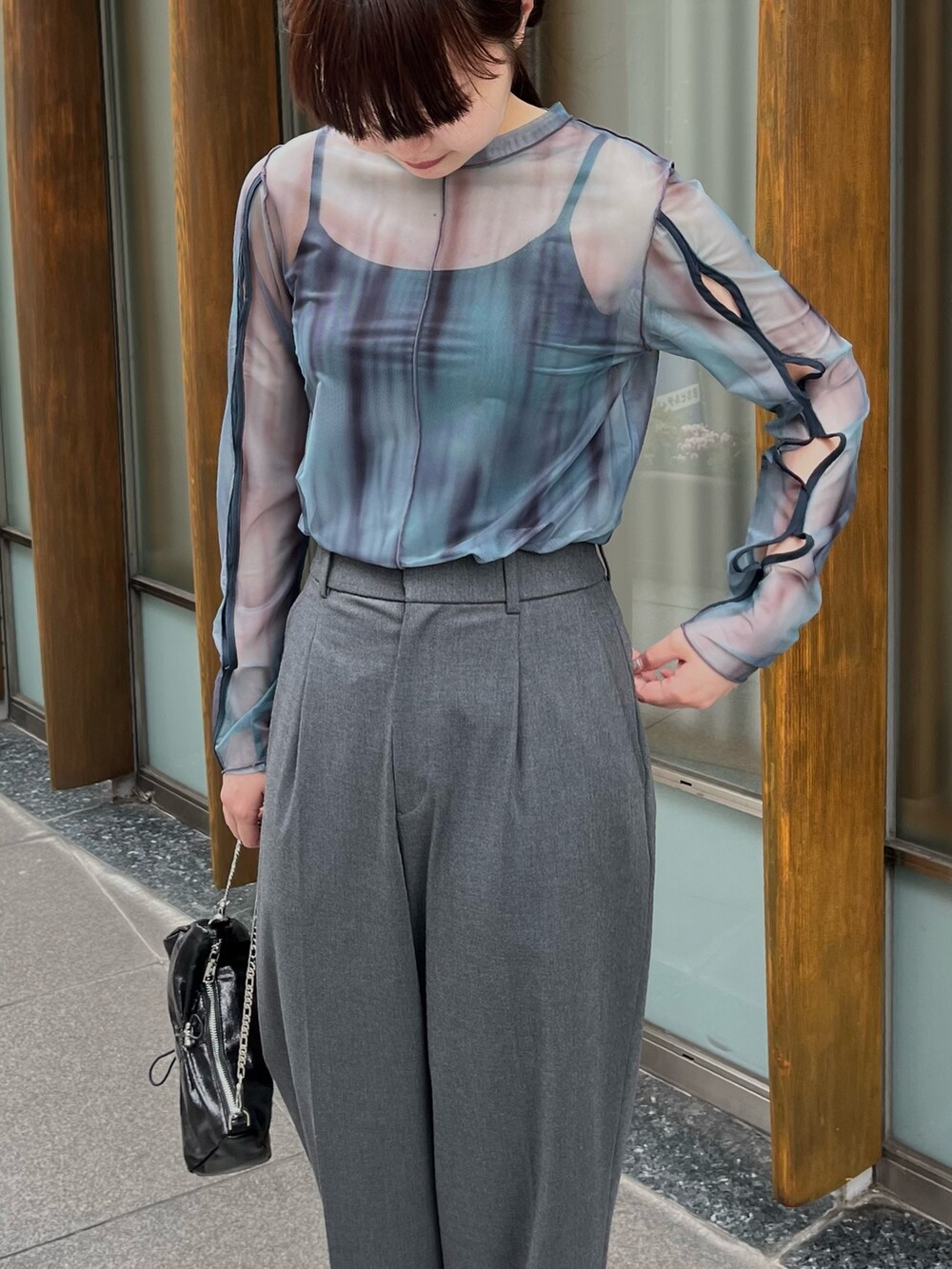 ブルー系のTシャツ/カットソーを着用したレディースの夏コーディネートの3枚目の写真