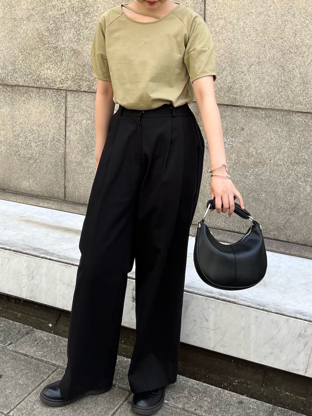 グリーン系のTシャツ/カットソー、ブラック系のショルダーバッグ、ブラック系のスラックスを着用したレディースの夏コーディネートの2枚目の写真