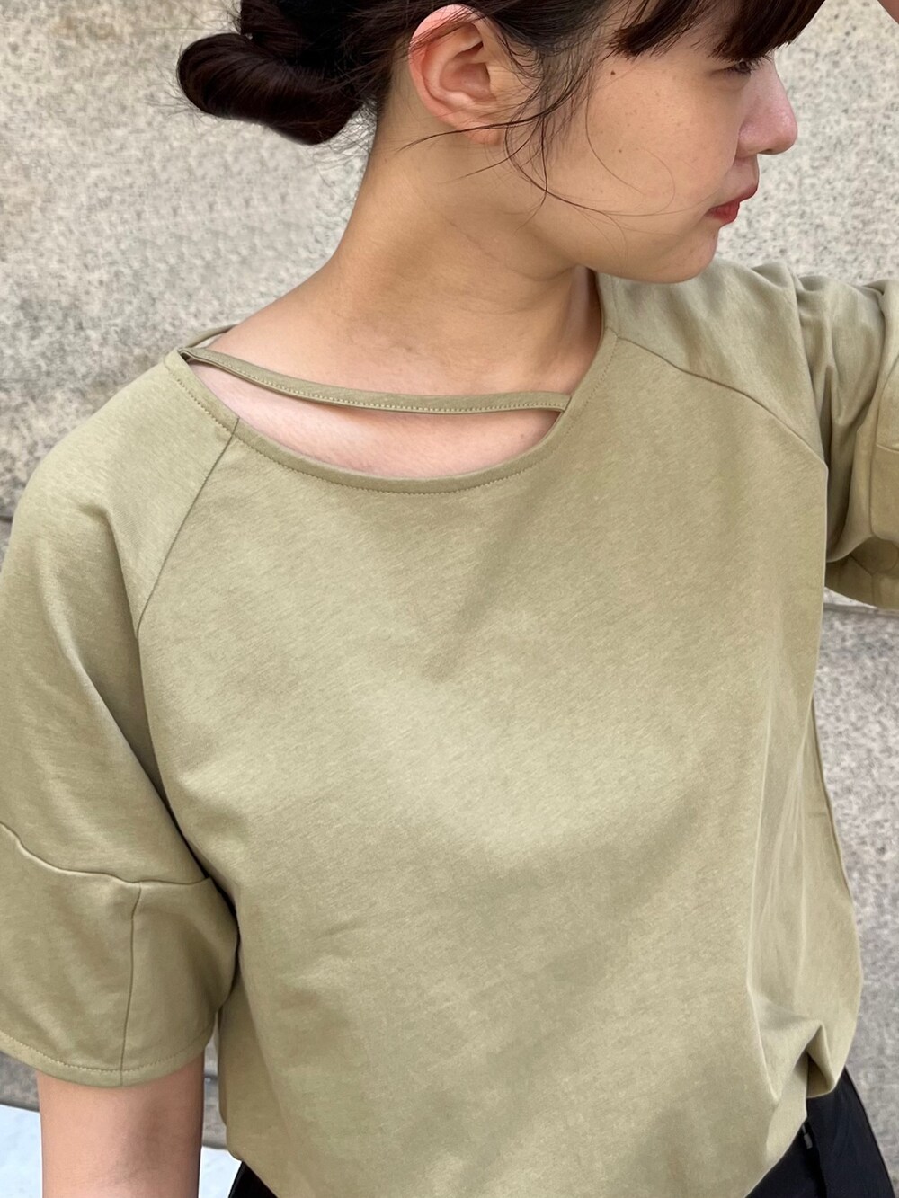 グリーン系のTシャツ/カットソー、ブラック系のショルダーバッグ、ブラック系のスラックスを着用したレディースの夏コーディネートの3枚目の写真