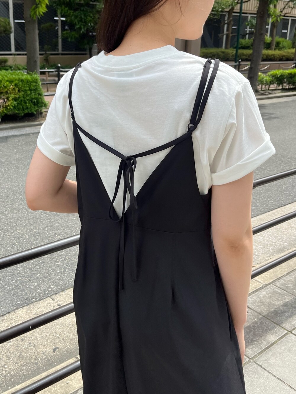 ホワイト系のTシャツ/カットソー、ブラック系のワンピースを着用したレディースの夏コーディネートの3枚目の写真