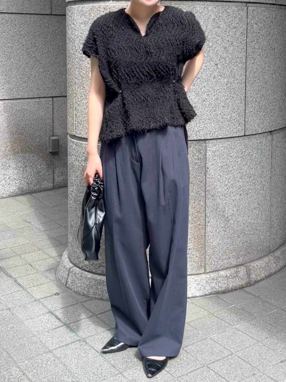 ブルー系のスラックス、ブラック系のシャツ/ブラウスを着用したレディースの夏コーディネートの2枚目の写真