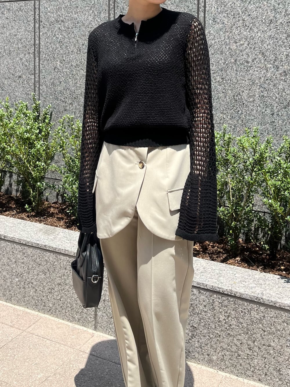 ブラック系のニット/セーター、ベージュ系のその他パンツを着用したレディースの夏コーディネートの2枚目の写真