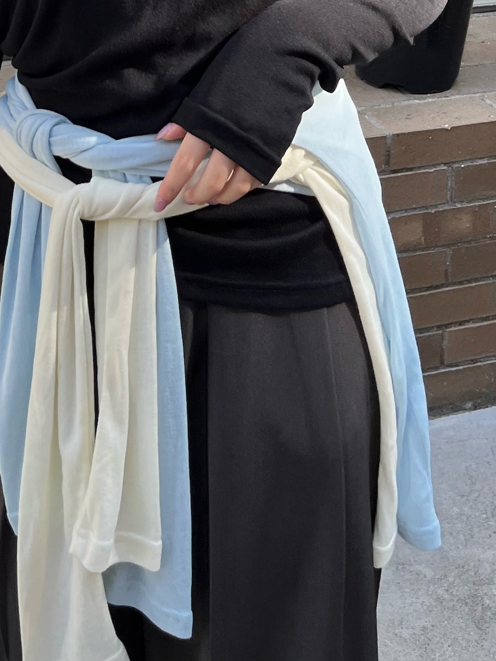 グレー系のその他パンツ、ブラック系のTシャツ/カットソーを着用したレディースの春コーディネートの2枚目の写真