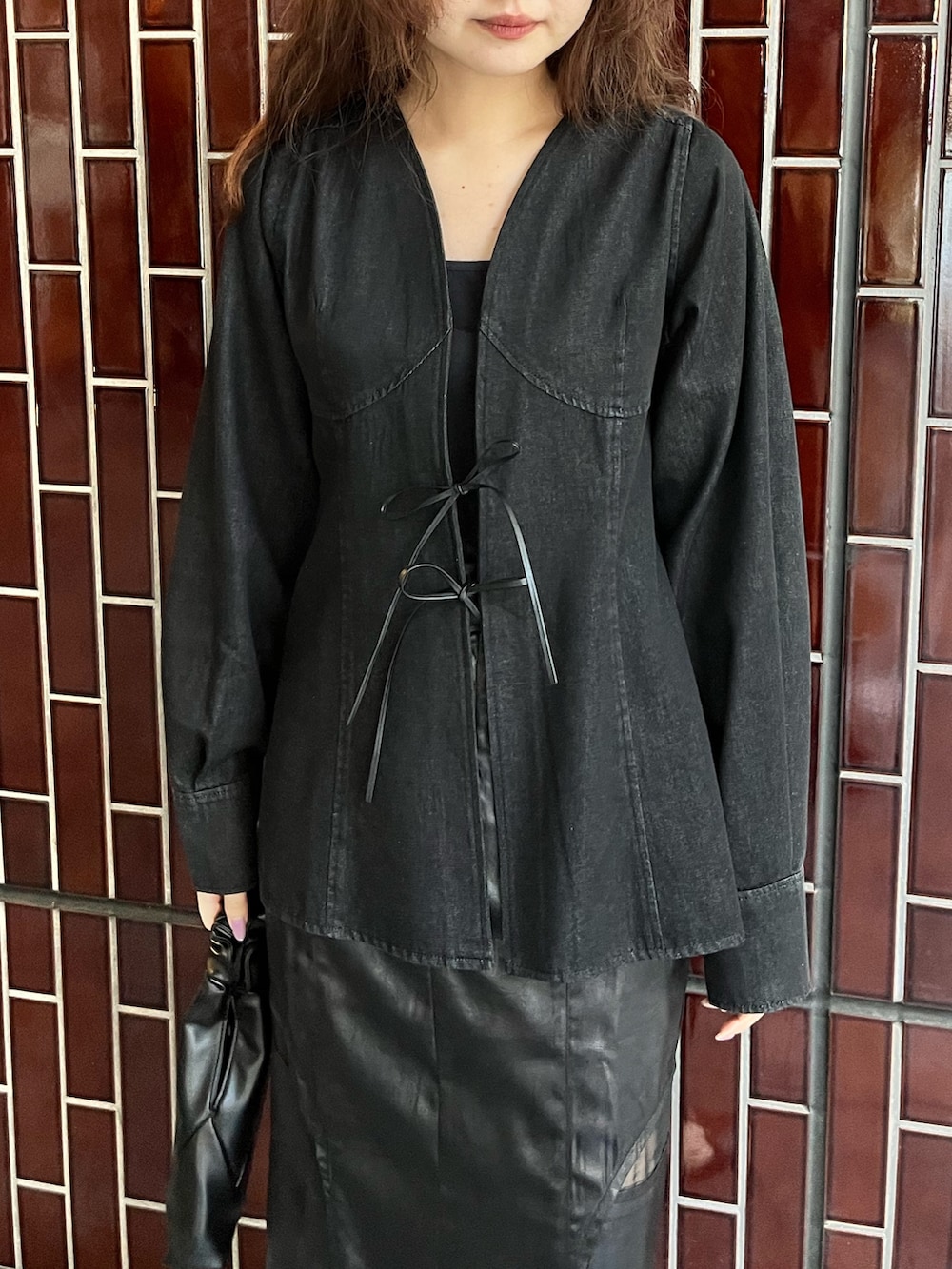 ブラック系のシャツ/ブラウス、ブラック系のスカートを着用したレディースの春コーディネートの2枚目の写真