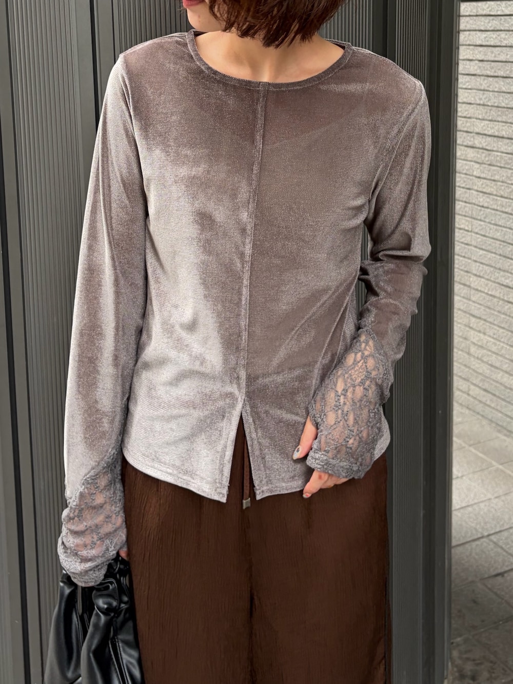 グレー系のTシャツ/カットソー、ブラウン系のその他パンツを着用したレディースの秋コーディネートの2枚目の写真
